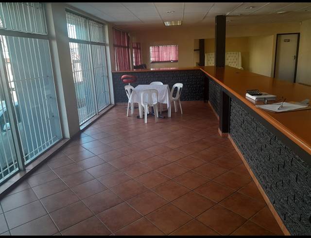 386M² SHOWROOM TO LET IN ALBERTON NORTH